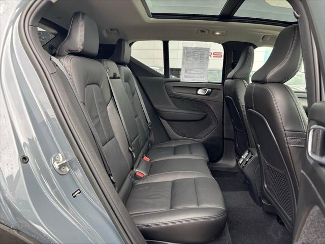 2023 Volvo XC40 B5 Plus Dark Theme