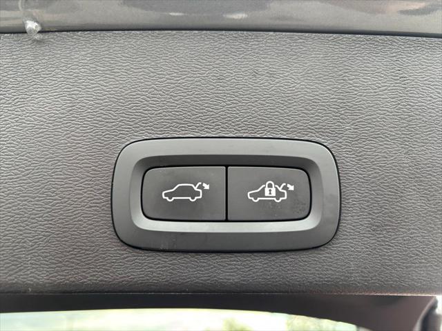 2023 Volvo XC40 B5 Plus Dark Theme