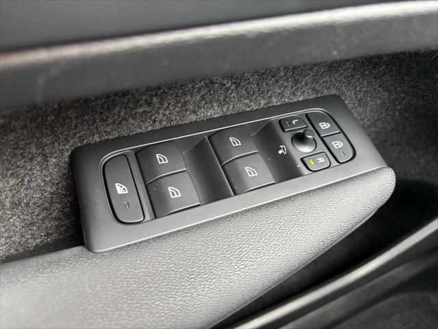 2023 Volvo XC40 B5 Plus Dark Theme