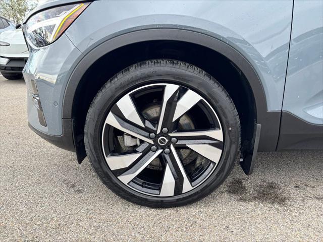2023 Volvo XC40 B5 Plus Dark Theme