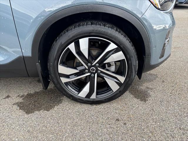 2023 Volvo XC40 B5 Plus Dark Theme