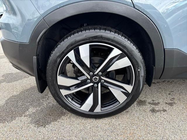 2023 Volvo XC40 B5 Plus Dark Theme