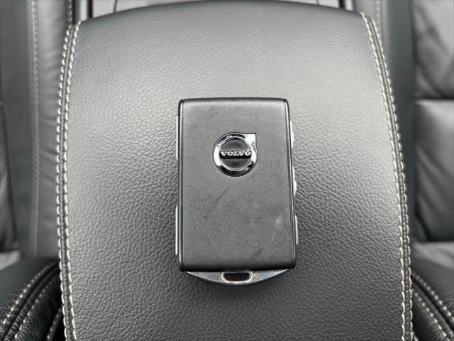 2023 Volvo XC40 B5 Plus Dark Theme