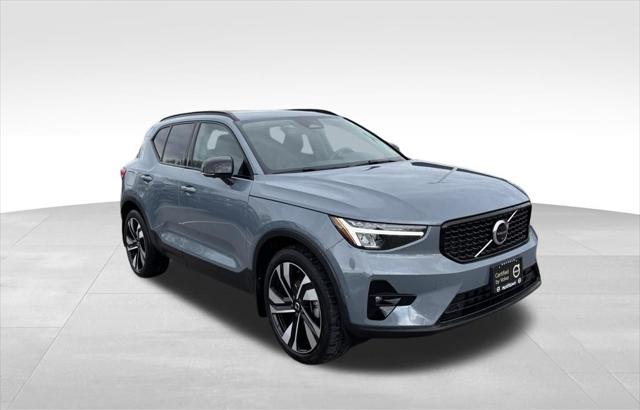 2023 Volvo XC40 B5 Plus Dark Theme
