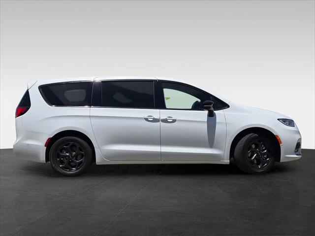 2024 Chrysler Pacifica Hybrid S Appearance Pkg