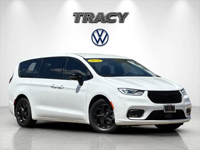 2024 Chrysler Pacifica Hybrid S Appearance Pkg