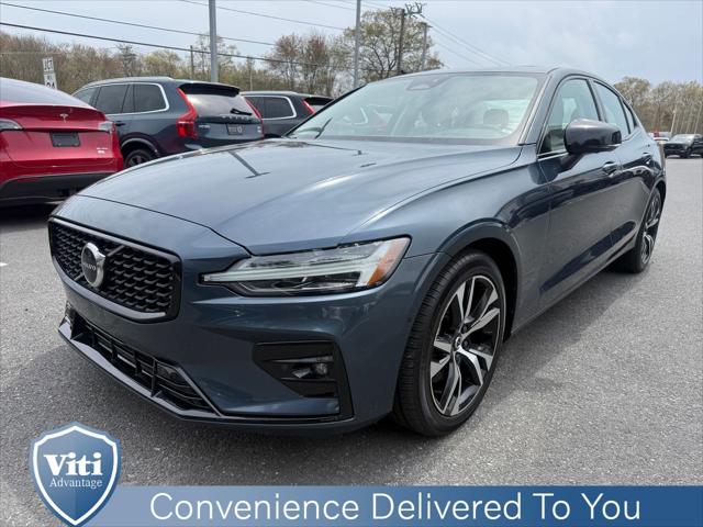 2024 Volvo S60 B5 Plus Dark Theme
