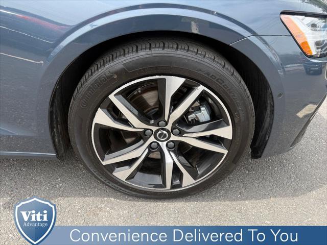 2024 Volvo S60 B5 Plus Dark Theme