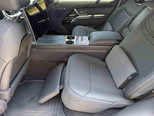 2026 Land Rover Range Rover P615 SV Black