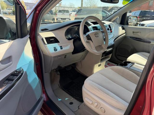 2013 Toyota Sienna LE V6 8 Passenger
