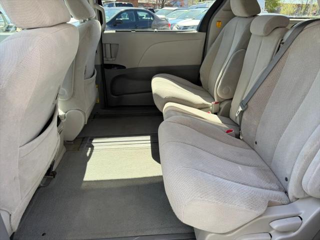 2013 Toyota Sienna LE V6 8 Passenger