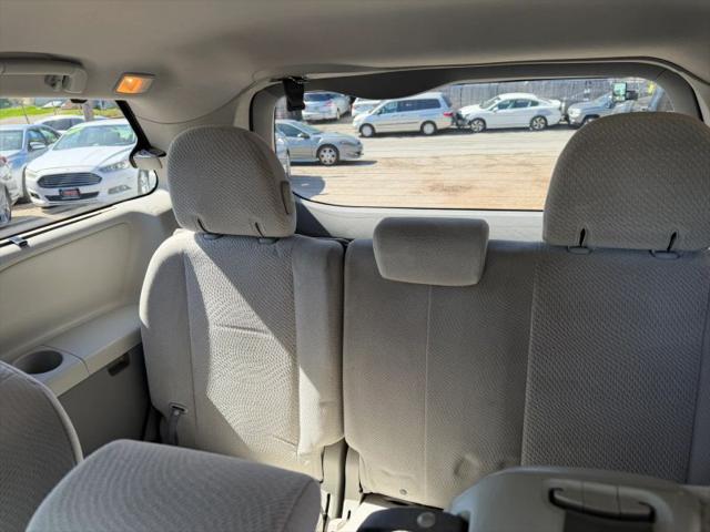 2013 Toyota Sienna LE V6 8 Passenger