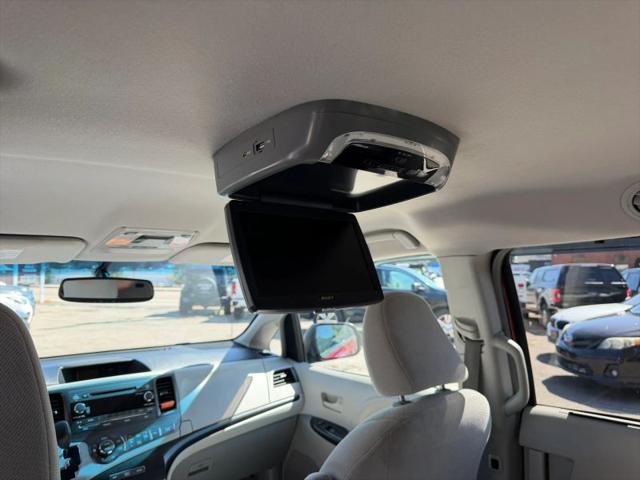 2013 Toyota Sienna LE V6 8 Passenger