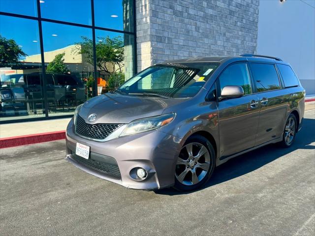 2015 Toyota Sienna SE 8 Passenger for sale in Fresno, CA