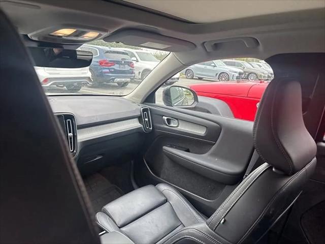 2024 Volvo XC40 B5 Plus Dark Theme