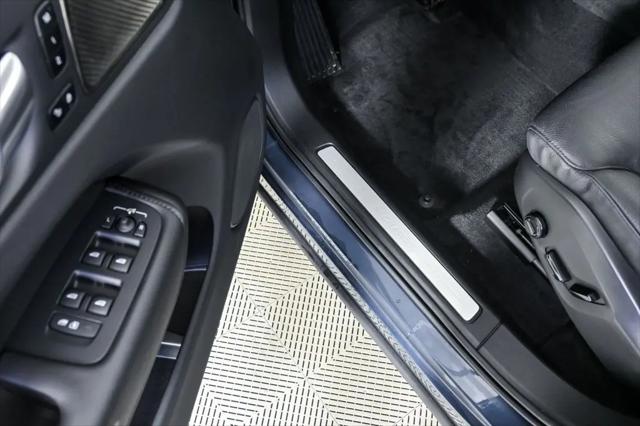 2024 Volvo XC60 Recharge T8 Plus Dark Theme