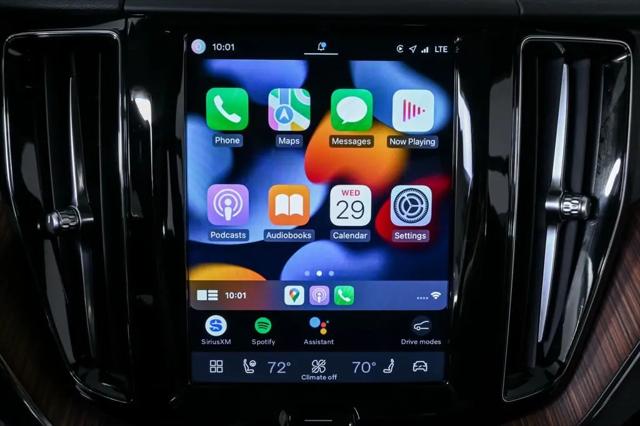 2024 Volvo XC60 Recharge T8 Plus Dark Theme