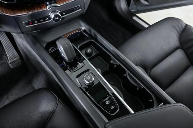2024 Volvo XC60 Recharge T8 Plus Dark Theme