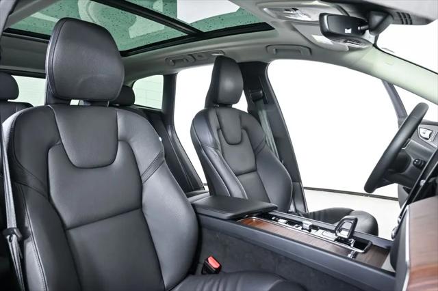 2024 Volvo XC60 Recharge T8 Plus Dark Theme