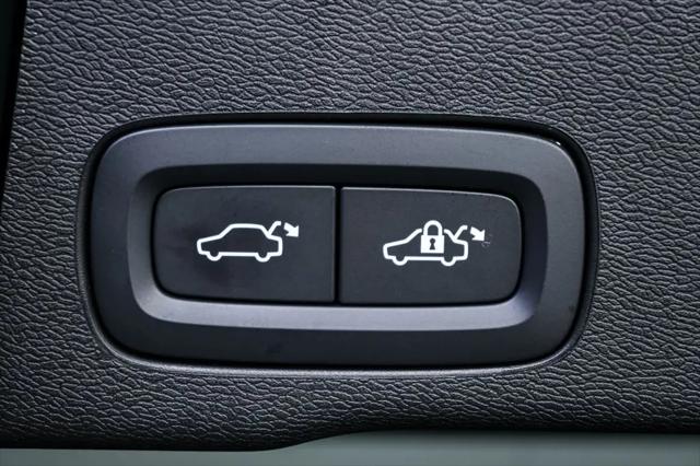 2024 Volvo XC60 Recharge T8 Plus Dark Theme