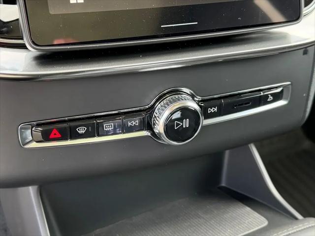 2026 Volvo XC90 Ultra Dark Theme, B6 AWD Gas (mild hybrid), Gasoline, 6 Seats