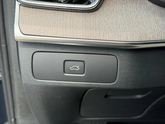 2026 Volvo XC90 Ultra Dark Theme, B6 AWD Gas (mild hybrid), Gasoline, 6 Seats