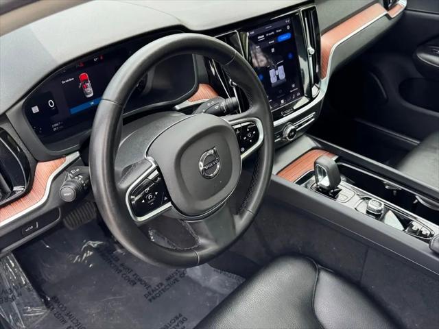 2024 Volvo S60 B5 Plus Dark Theme