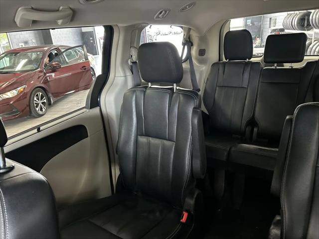 2016 Chrysler Town & Country Touring