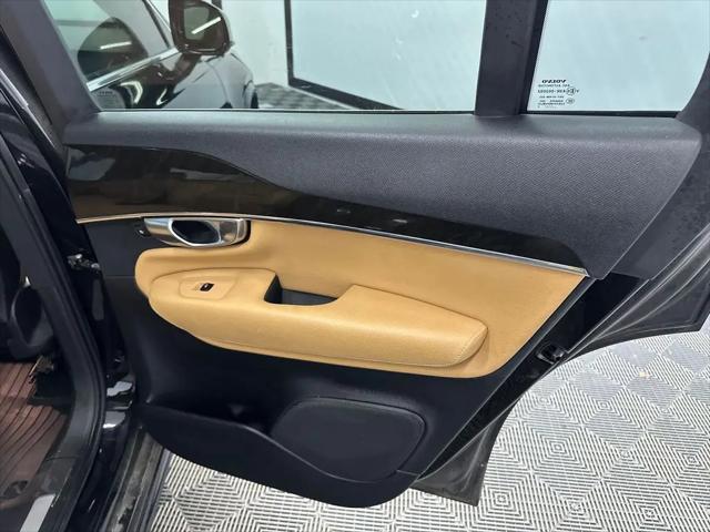 2017 Volvo XC90 T6 Momentum