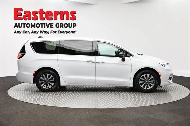 2024 Chrysler Pacifica Hybrid Select