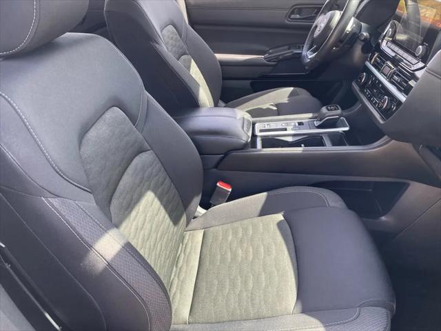 2025 Nissan Pathfinder SV FWD