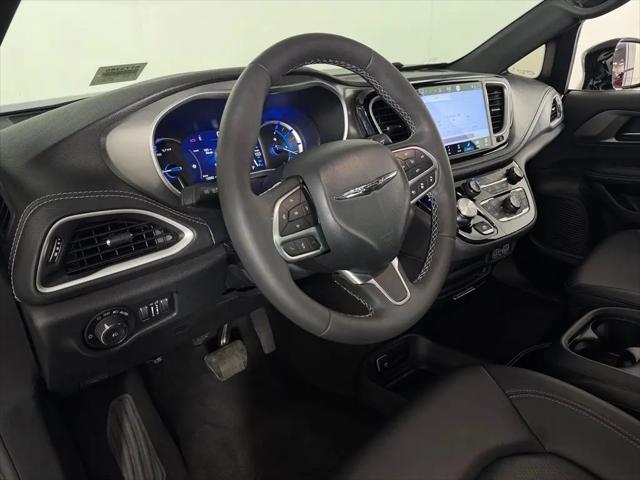 2025 Chrysler Pacifica Hybrid Select