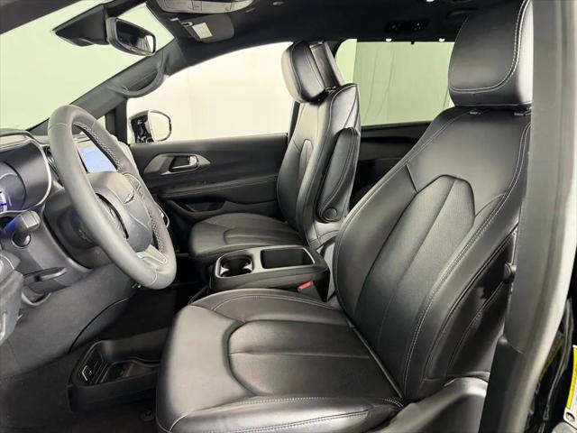 2025 Chrysler Pacifica Hybrid Select