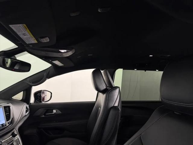 2025 Chrysler Pacifica Hybrid Select