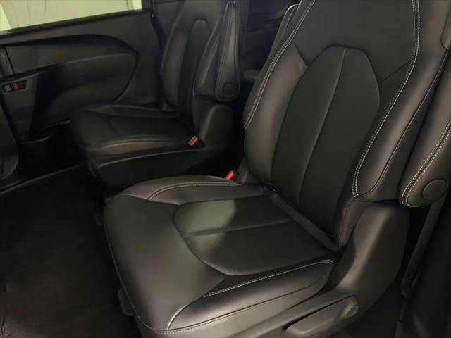 2025 Chrysler Pacifica Hybrid Select