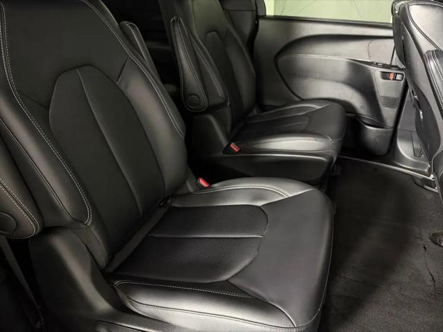 2025 Chrysler Pacifica Hybrid Select