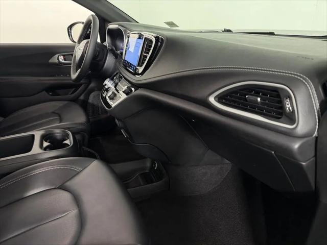 2025 Chrysler Pacifica Hybrid Select