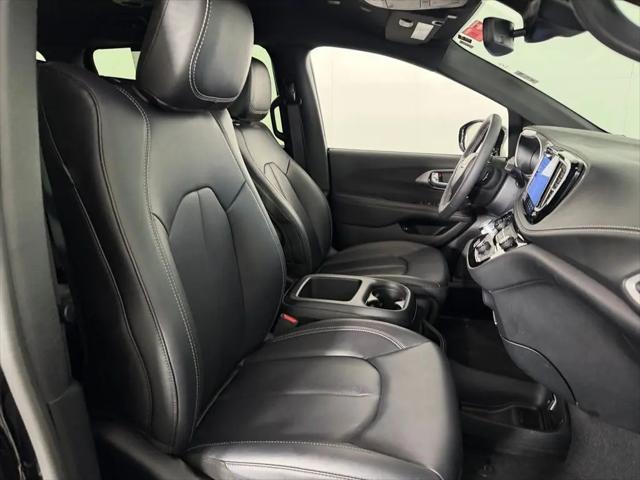 2025 Chrysler Pacifica Hybrid Select