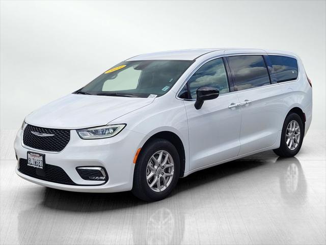 2025 Chrysler Pacifica Select