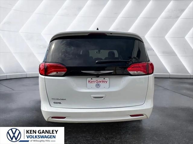 2022 Chrysler Voyager LX