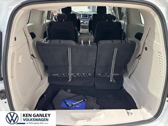 2022 Chrysler Voyager LX