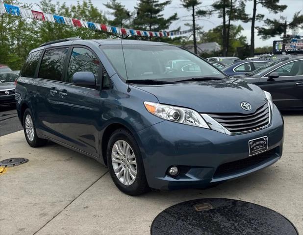 2014 Toyota Sienna XLE V6 8 Passenger