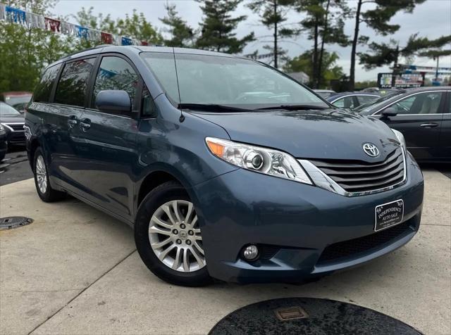 2014 Toyota Sienna XLE V6 8 Passenger