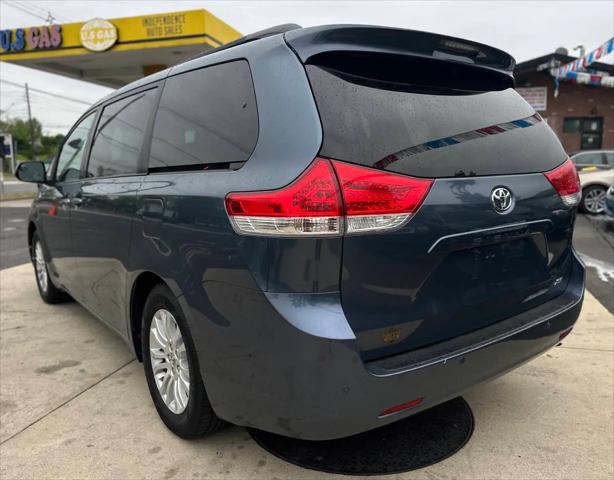 2014 Toyota Sienna XLE V6 8 Passenger