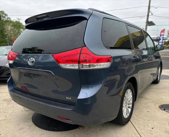 2014 Toyota Sienna XLE V6 8 Passenger