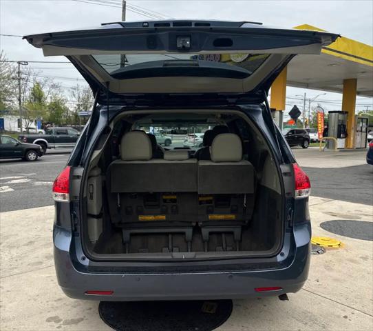 2014 Toyota Sienna XLE V6 8 Passenger