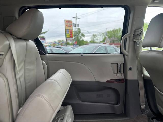 2014 Toyota Sienna XLE V6 8 Passenger