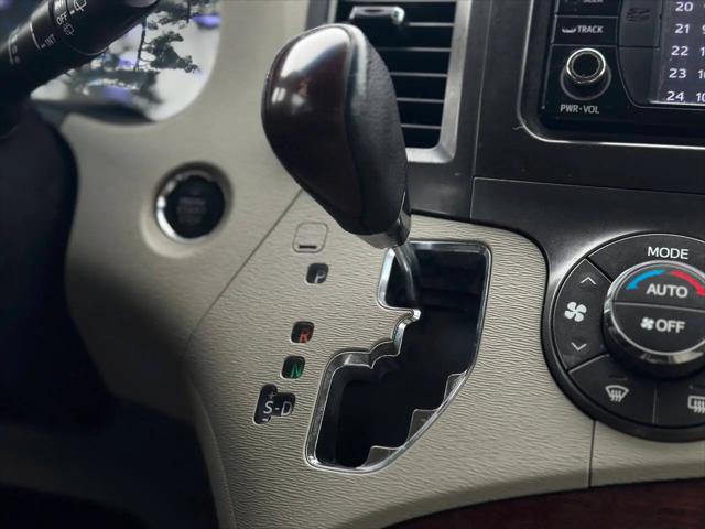 2014 Toyota Sienna XLE V6 8 Passenger