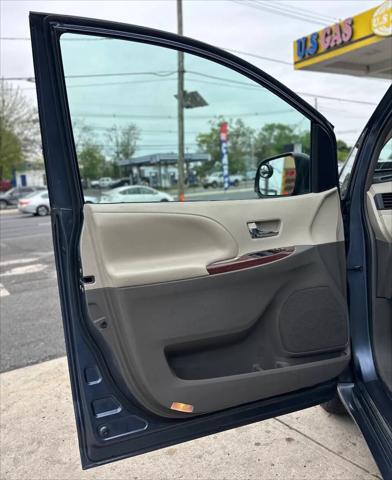 2014 Toyota Sienna XLE V6 8 Passenger