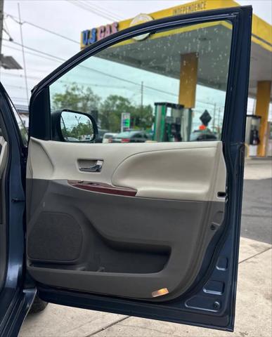 2014 Toyota Sienna XLE V6 8 Passenger